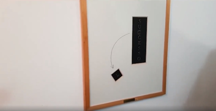 Lopera-di-Albani-esposta-dentro-il-bagno-pubblico-allesterno-del-Colosseo